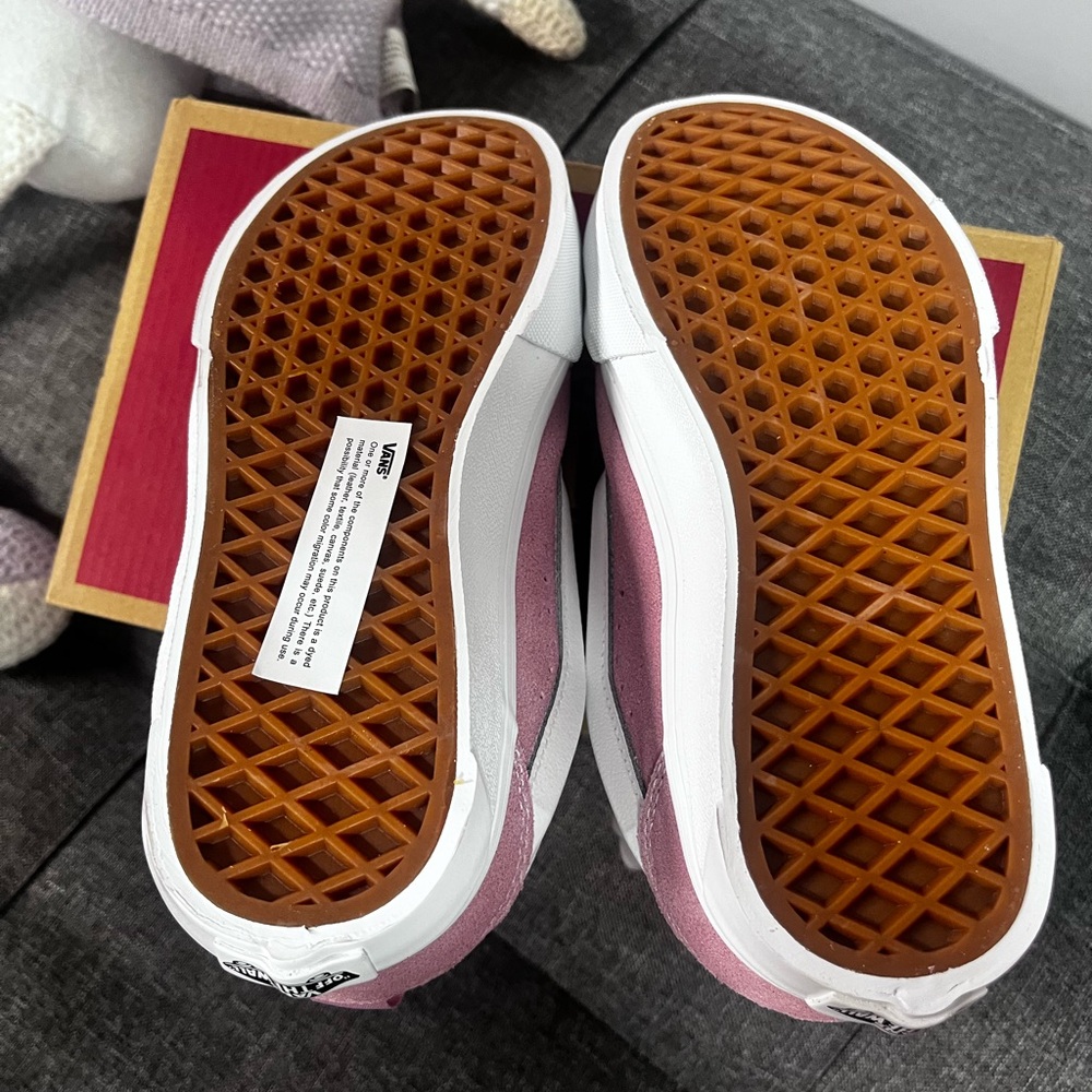 Vans Kids Old Skool Suede Sneakers in Pink and White - Picture 4 of 7